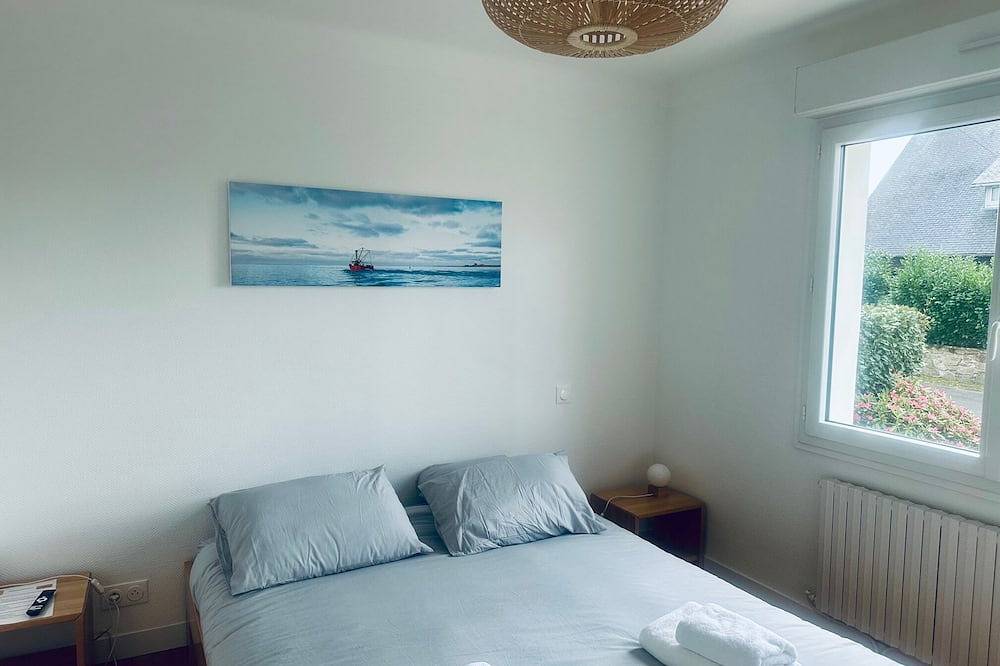 Completely renovated house with swimming pool near the beach, sleeps 8 in Perros-Guirec, Rosa Granitküste