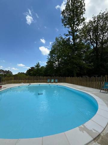 Gîte pour 2 personnes, avec terrasse et vue ainsi que jardin et piscine, animaux acceptés à Combreux