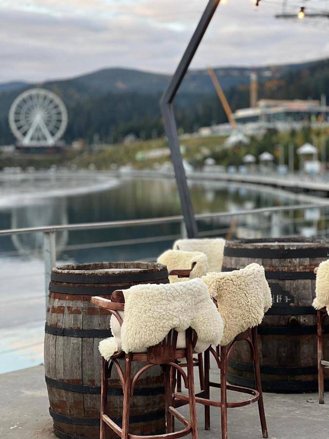 Appartement de vacances pour 3 personnes, avec piscine et sauna ainsi que vue et terrasse