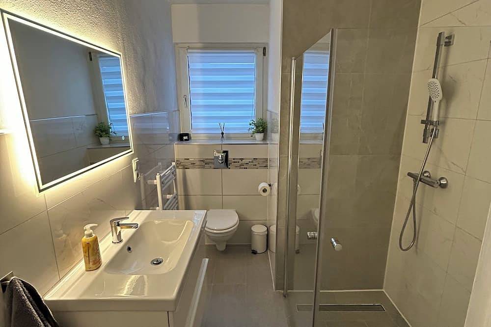 Ganze Wohnung, Moderne Ferienwohnung mit Balkon - nur 1 min. zum Freibad, für bis zu 4 Gäste in Boppard, Mittelrhein