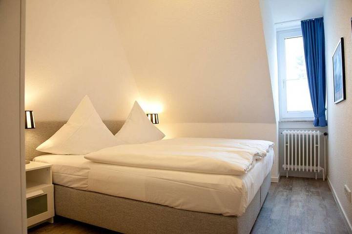Lh Bremer Strasse, Hausteil 3 - Schönes Ferienhaus unter Reet mit ca. 90 m² und in Nordfriesische Inseln (Schleswig-Holstein) (Schleswig-Holstein), Wenningstedt