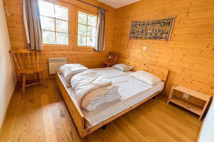 Chalet confortable pour 10-11 personnes : living avec fourneau scandinave - cuisine avec lave-vaisse in Grimentz, Anniviers