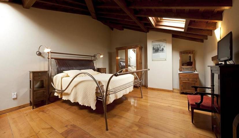 Hotel para 2 personas, con Terraza además de Jacuzzi y Jardín en Comarca de Oriente - 2