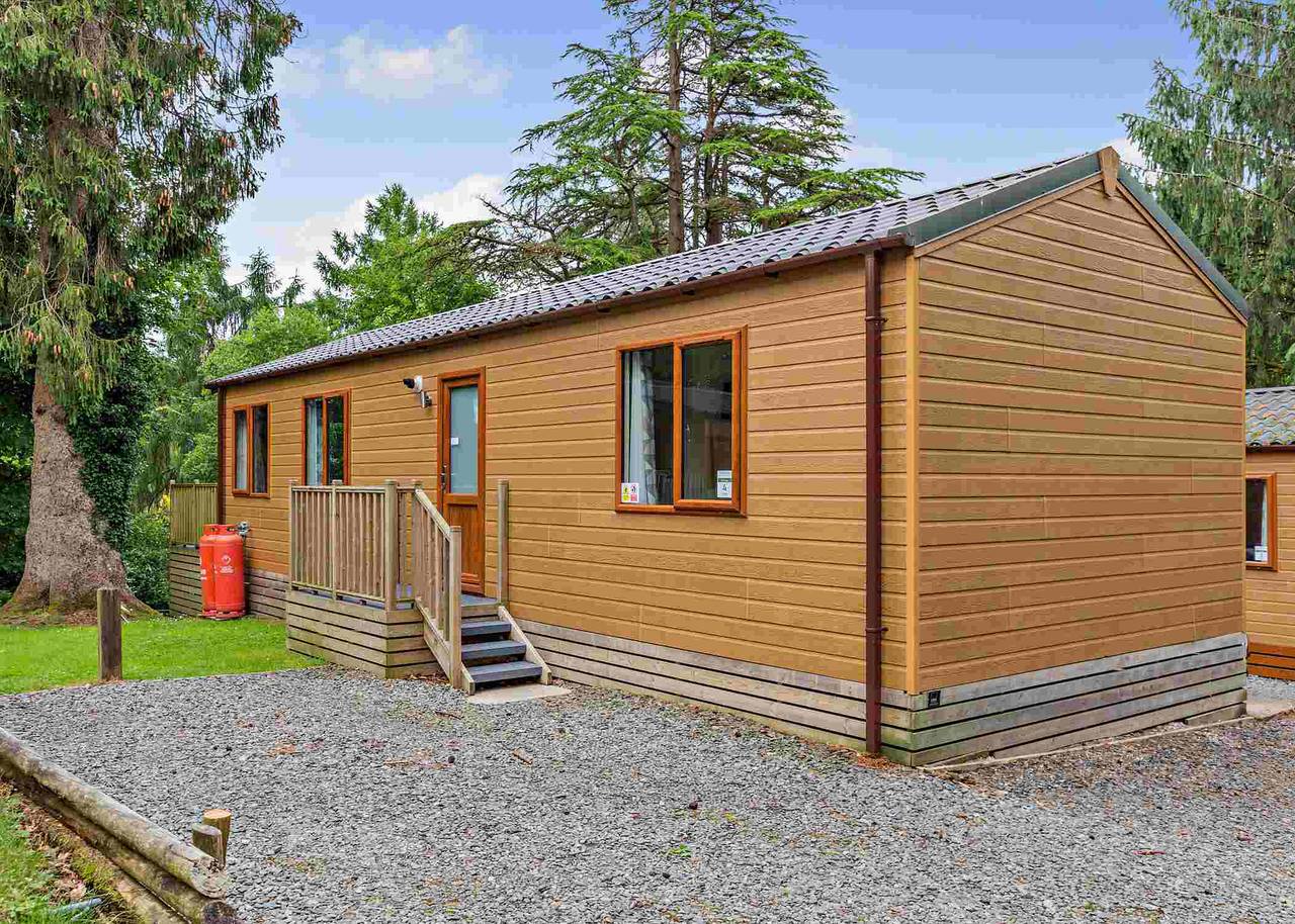 Superior 2 Lodge, slps 4, parking, ensuite & deck in Bowness-on-Windermere, Lake District