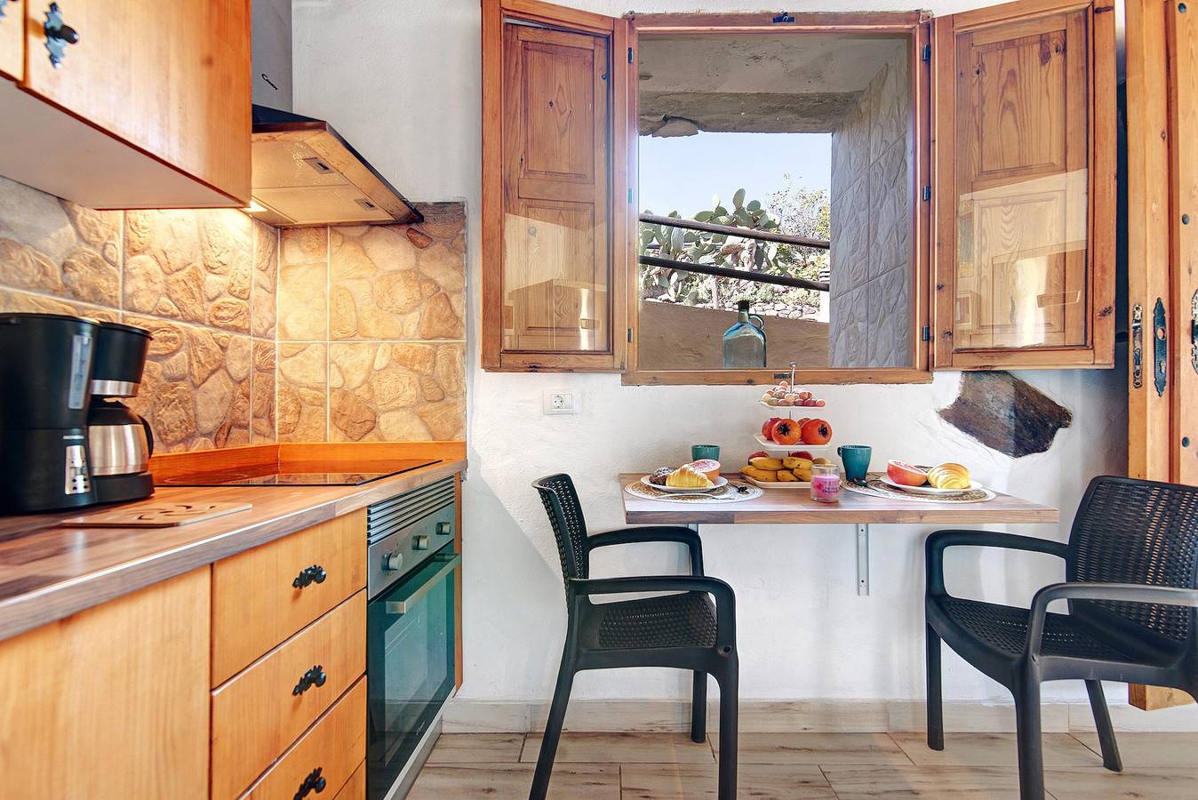 Estudio vacacional 'Maya' con vistas al mar, terraza privada y Wi-Fi in Santa María de Guía de Gran Canaria, Gran Canaria Norte