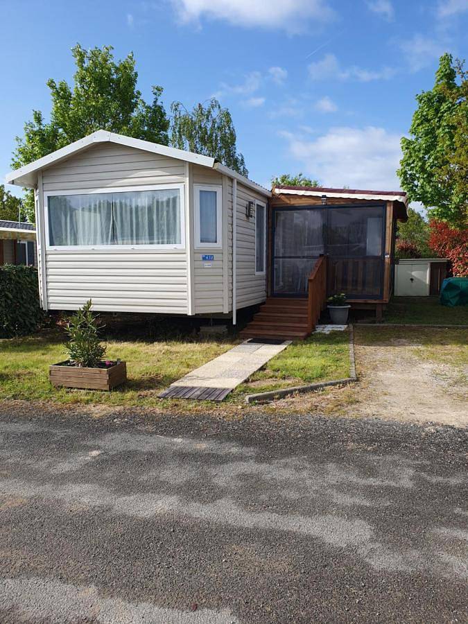 Camping pour 6 personnes, avec Balcon et Terrasse ainsi que Jardin et Bassin pour enfant