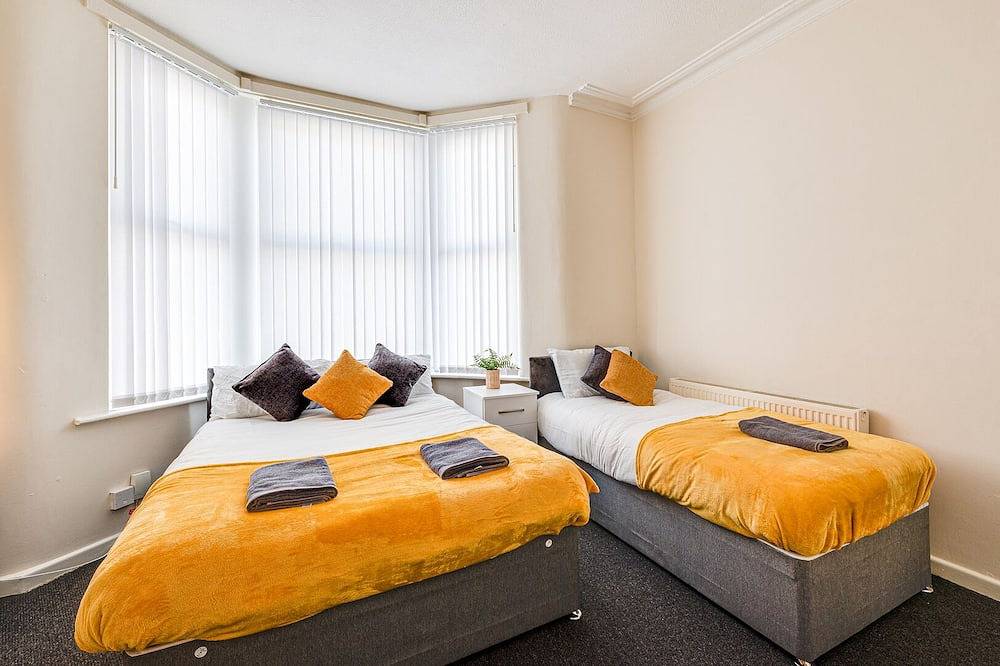 Spacious 5 bed house next to Kirkdale Station in Merseyside