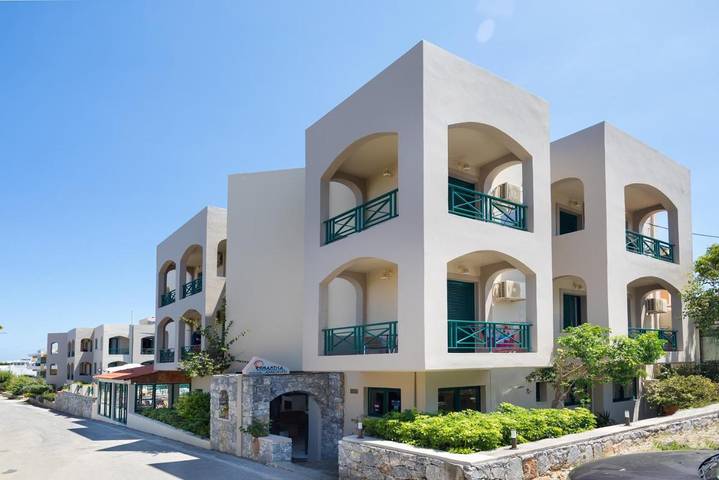 Appart’hôtel pour 3 personnes, avec vue et terrasse ainsi que piscine et jardin, animaux acceptés