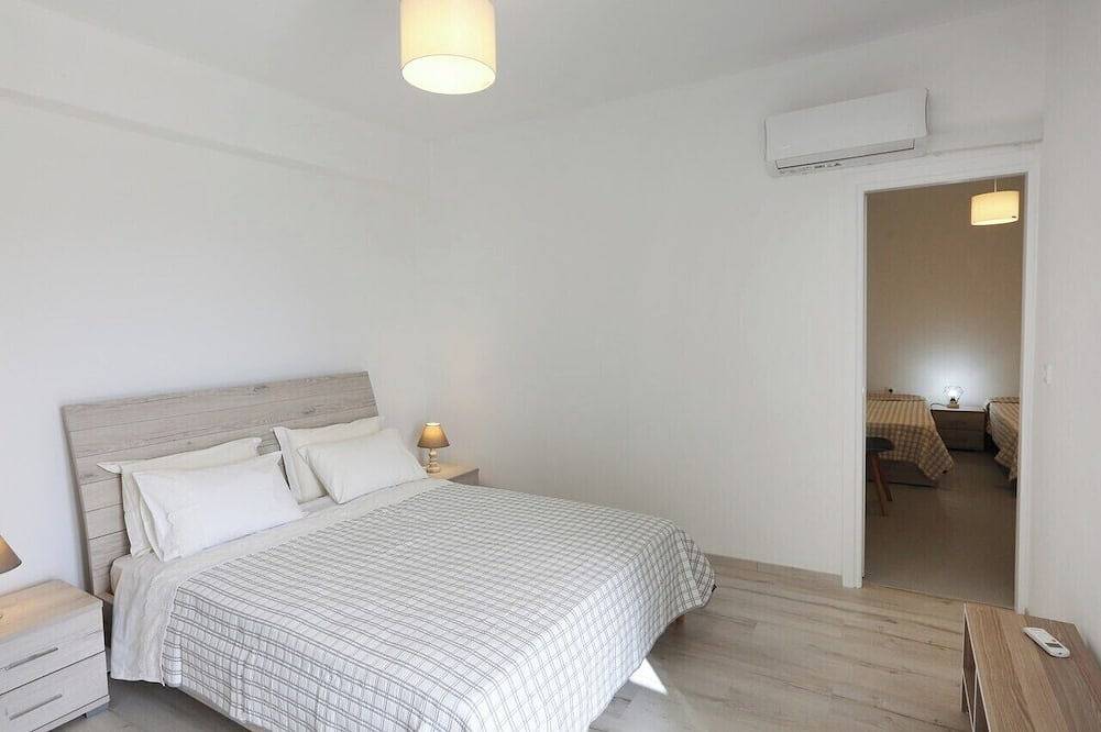 Olea Suite Syros offers unique sea views in a  house with parking and  Wi-Fi. in Poseidonia, Syros