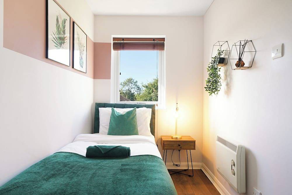 2Br Comfort Stay | Kitchen, Lounge & Sleeps 4 in Aylesbury, Chiltern Hills