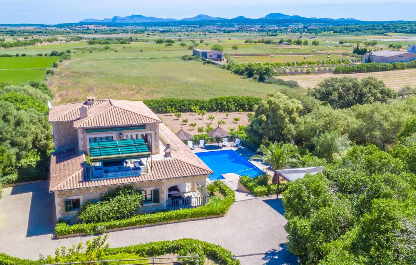 Moderno Apartamento con Piscina, Terraza y AC - 100m del Restaurante in Petra, Interior de Mallorca