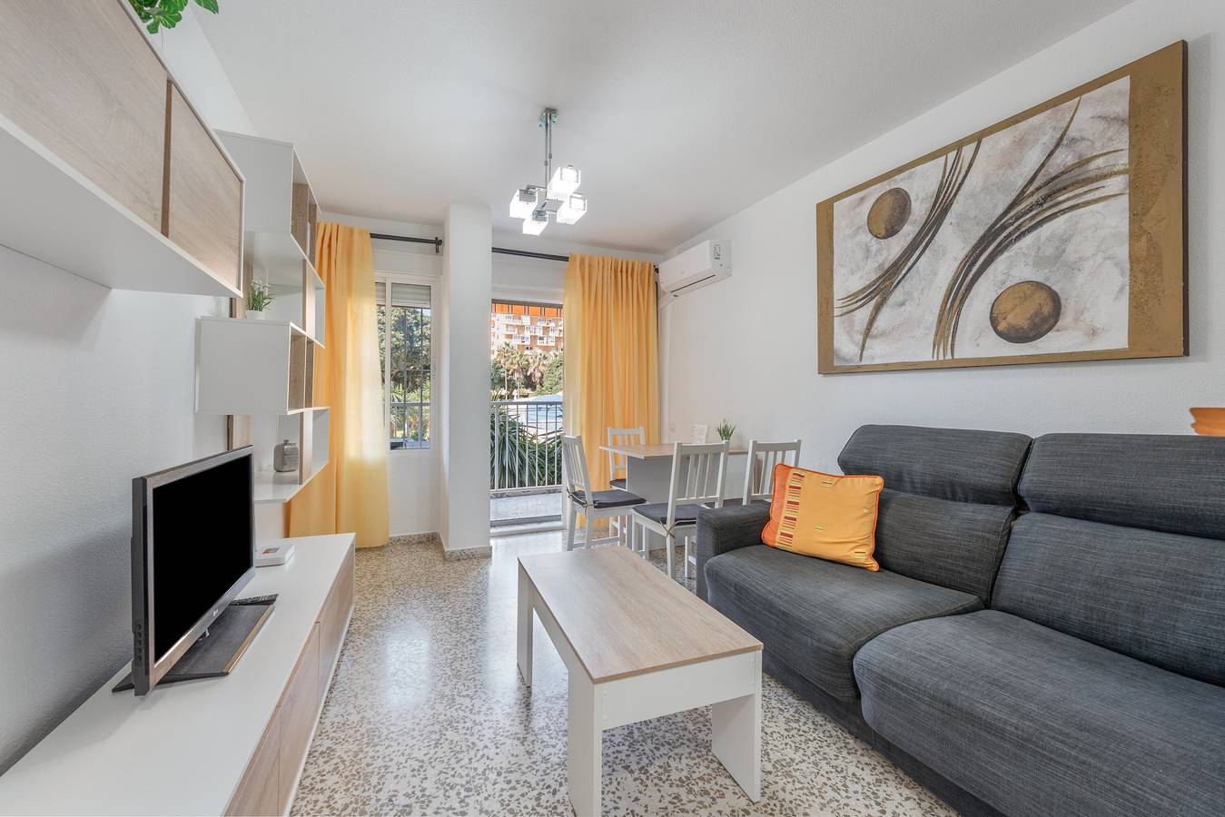 Entire apartment, Apartment 'Apartamento Aguila' with Private Terrace, Shared Garden and Air Conditioning in Benalmádena Costa, Benalmádena