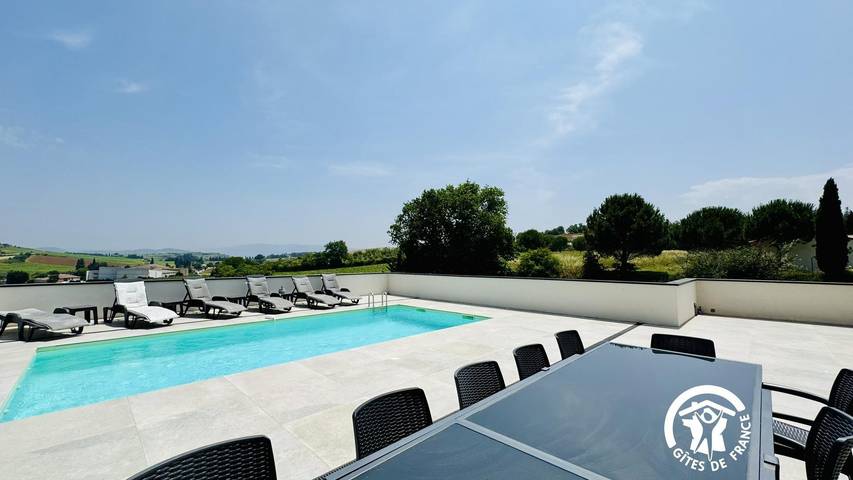 Gîte pour 8 personnes, avec jardin ainsi que piscine et terrasse