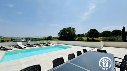 Gîte pour 8 personnes, avec piscine ainsi que jardin et terrasse à Malras