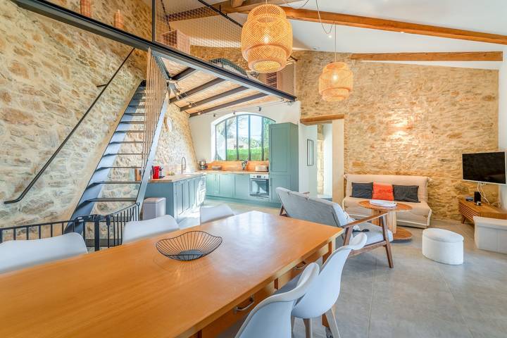 Casa vacanze Les Gîtes De Figon con piscina privata, Wi-Fi e aria condizionata in Laudun-l'Ardoise, Nimes e dintorni