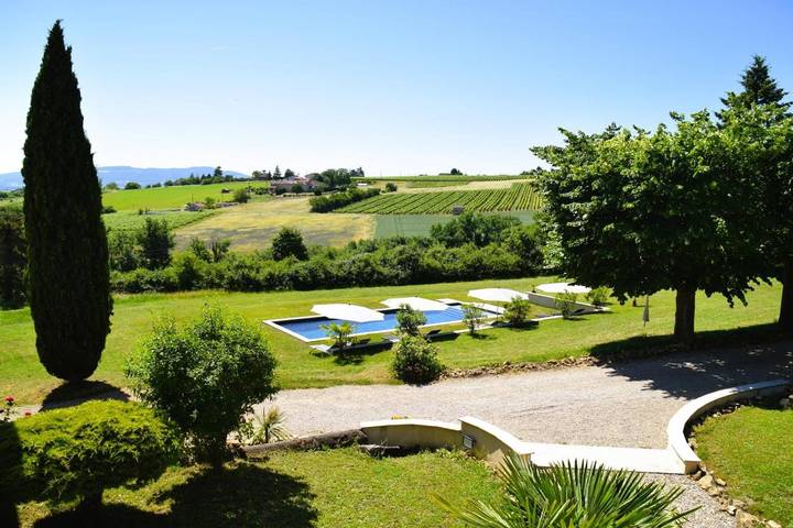 Location de vacances pour 2 personnes, avec piscine ainsi que jardin et vue à Anse - 2