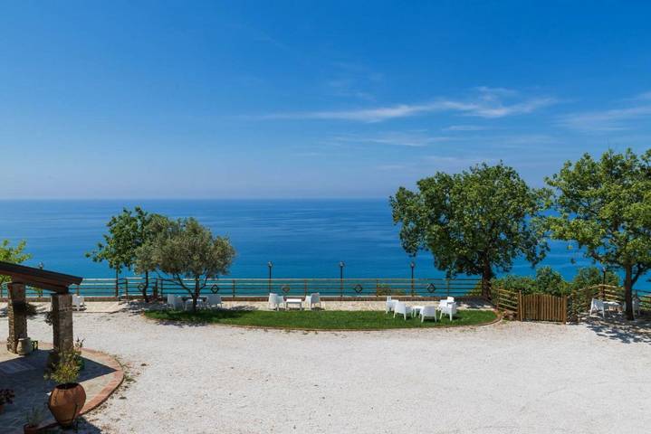 Agriturismo per 2 persone, con Balcone e Terrazza nonché Giardino e Panorama a Santa Maria di Castellabate