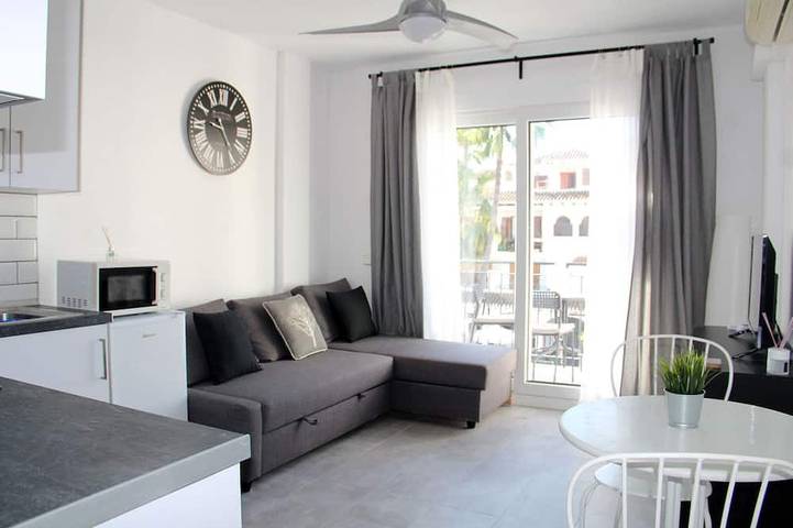 Ganze Wohnung, Perfect 1 Bed Apt Villamartin Plaza, South Facing Balcony And Sun! in Brisas y Golf, Orihuela
