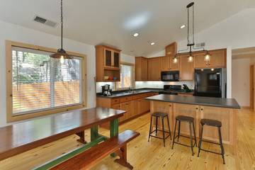 Log Cabin for 8 Guests in Shaver Lake, Kings Canyon National Park, Picture 4