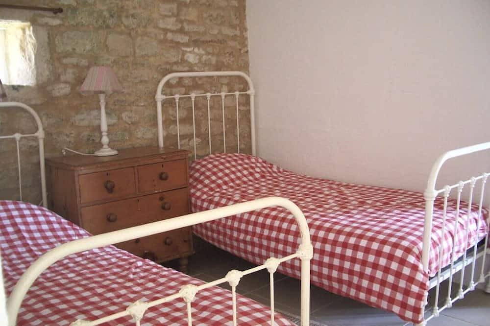 Le Pressoir  - Traditional Farmhouse nr La Rochelle. beaches 20 mins and a pool. in Landrais, Région de Rochefort