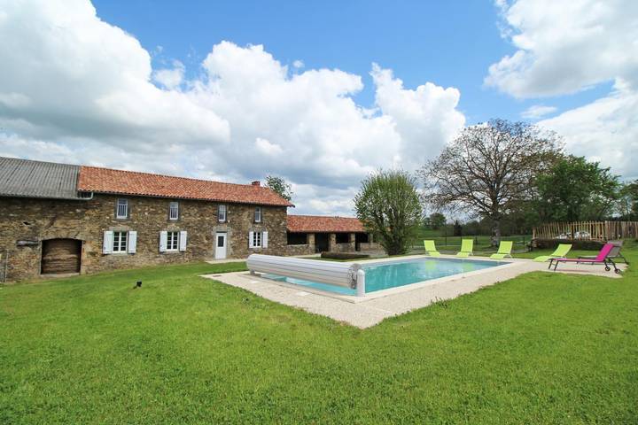 Gîte pour 14 personnes, avec Terrasse ainsi que Jardin et Piscine