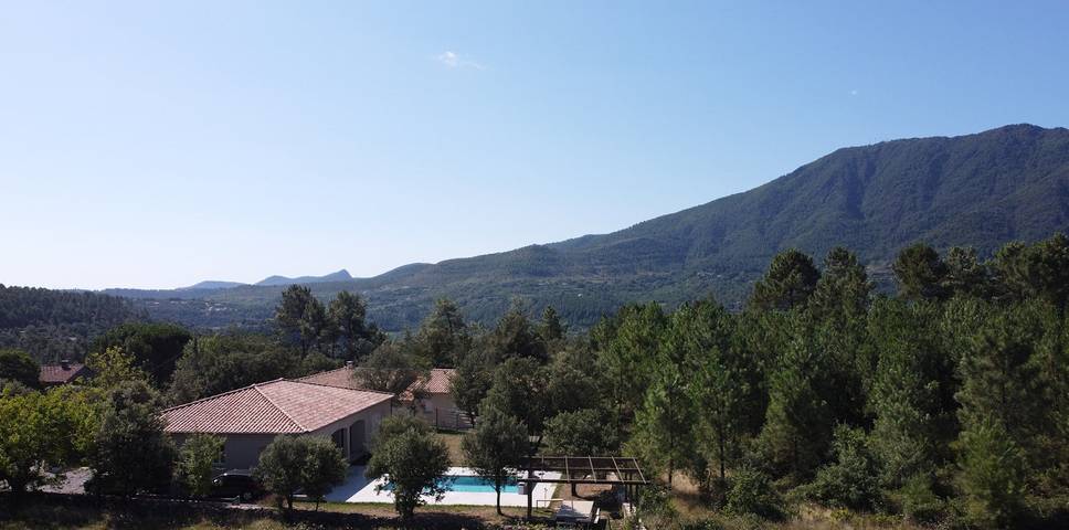 Villa pour 10 personnes, avec piscine ainsi que jardin et terrasse, animaux acceptés