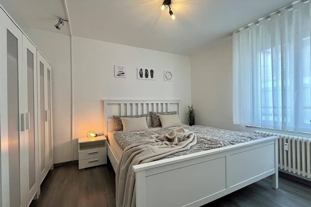 Entire apartment, Kaiser-City-Apartment | city center | 2 rooms | balcony | Smart-Tv in Karlsruhe, Rhine Plain