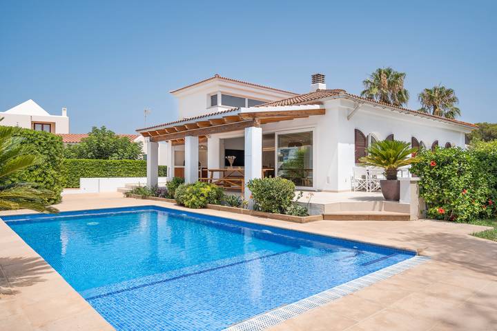 Villa for 4 people, with garden and balcony in Menorca