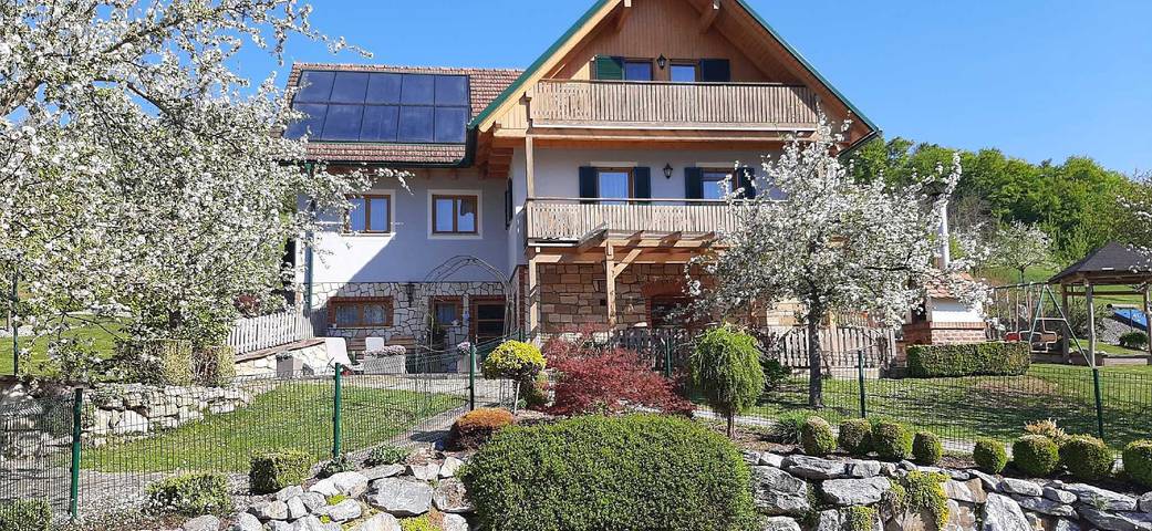 Ferienhaus für 4 Personen, mit Balkon und Terrasse sowie Garten und Pool in Feldbach