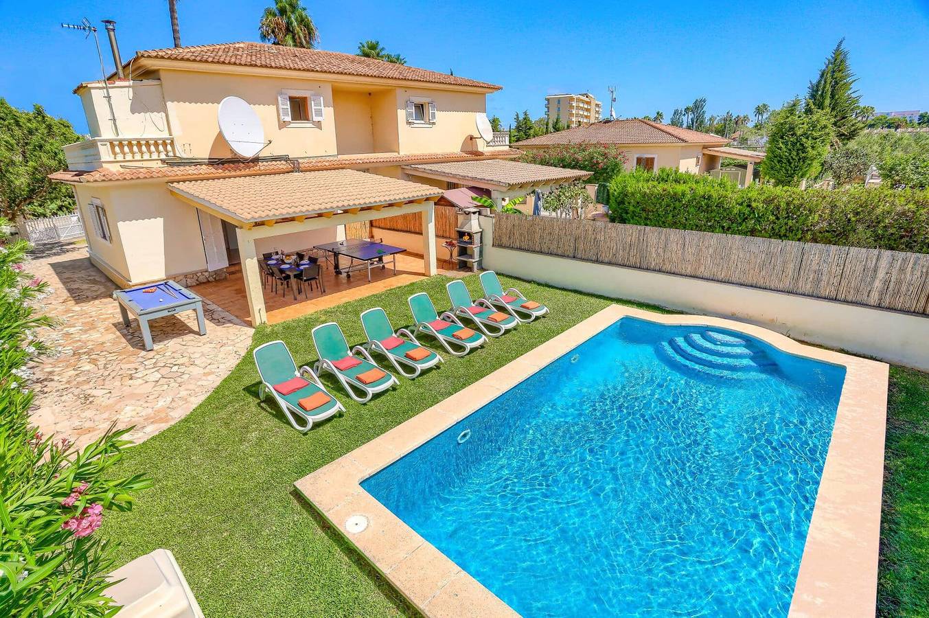 Villa für 6 Personen mit Garten in Playa de Muro, Muro