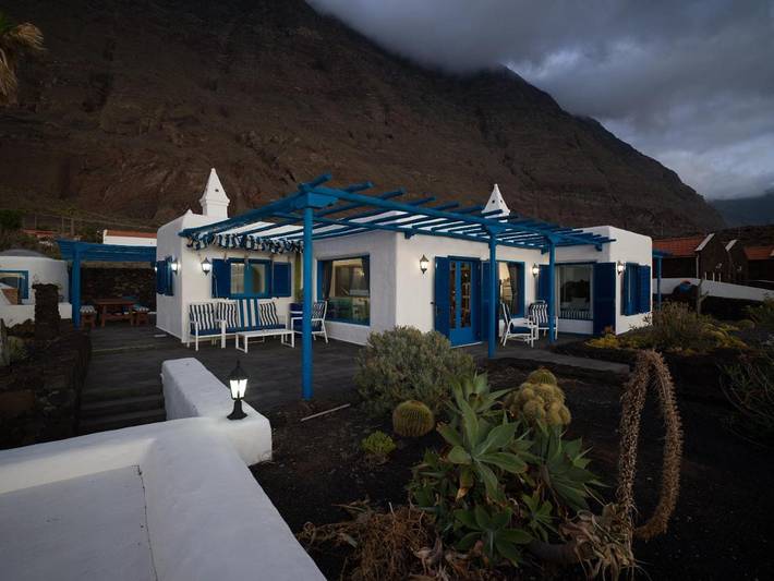 Chalet para 15 personas, con terraza y vistas además de piscina y jardín en El Hierro - 2