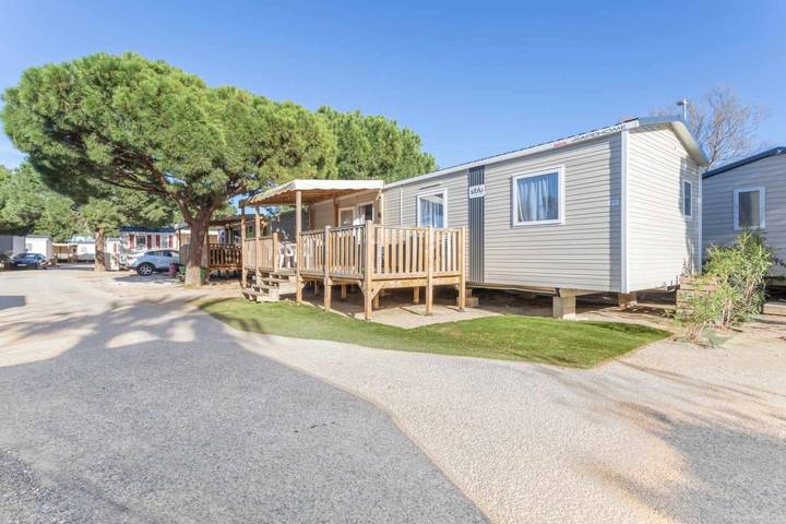 Camping pour 8 personnes, avec terrasse ainsi que vue sur le lac et piscine, animaux acceptés à Canet-en-Roussillon - 4