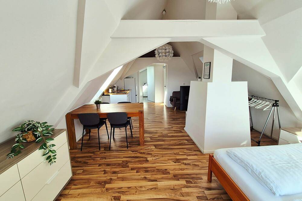 Ganze Wohnung, Dachgeschosswohnung 1 - Apartments am Schloss in Oberschleißheim, Oberbayern