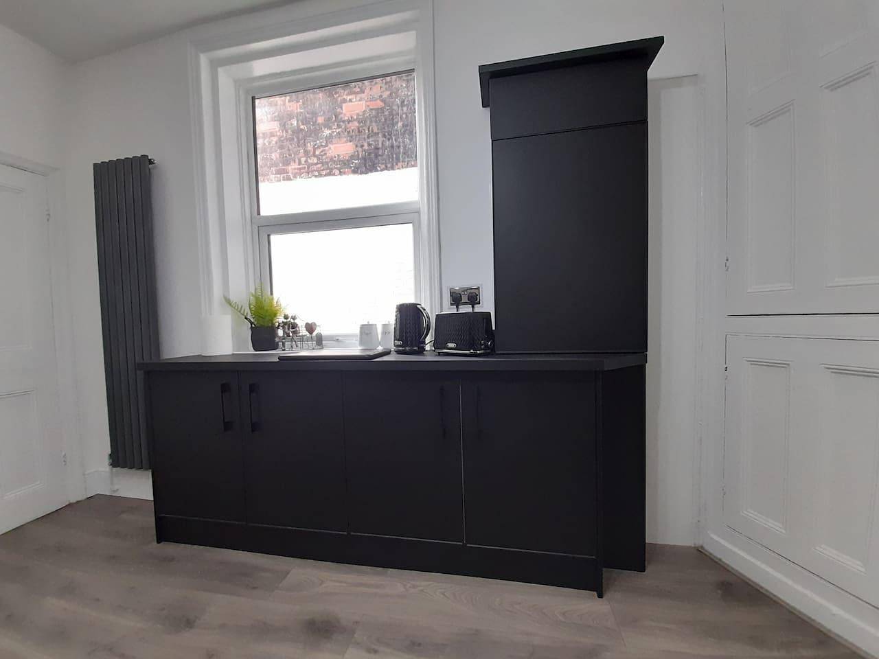 Spacious 5-Bed House - Sleeps 10, Garden & Parking in Manchester, Grand Manchester