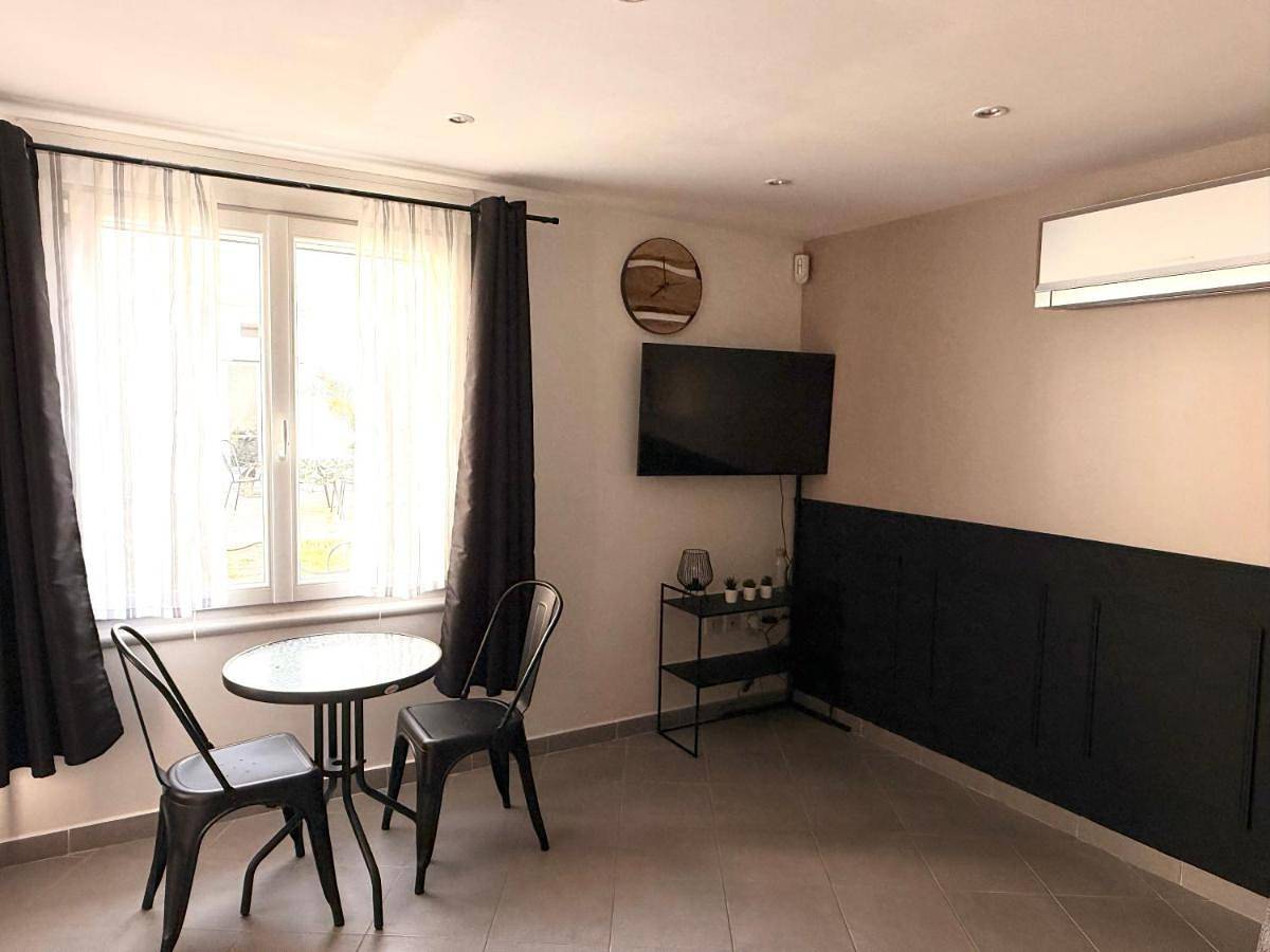 Appartement entier, Air-conditioned studio with terrace 5 min to Metro Line 14 in Orly (Île de France), Val-de-Marne