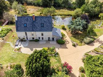 Location de vacances pour 12 personnes, avec piscine ainsi que terrasse et jardin à Dénezé-sous-Doué