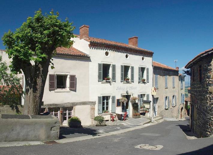 Hôtel pour 4 personnes, avec terrasse et vue à Usson (Puy-de-Dôme)