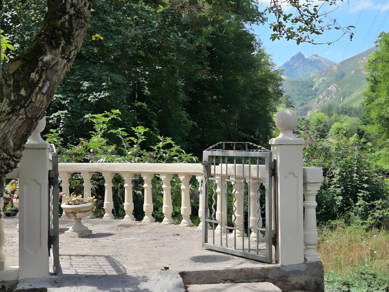 Apartamento entero, Apartamento 'Zentralclub Electra Generador' con vistas a la montaña, balcón y Wi-Fi in Belmonte de Miranda, Cordillera Cantábrica