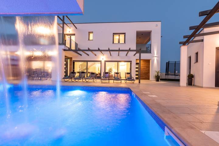 Location de vacances pour 14 personnes, avec piscine et balcon à Loborika - 3