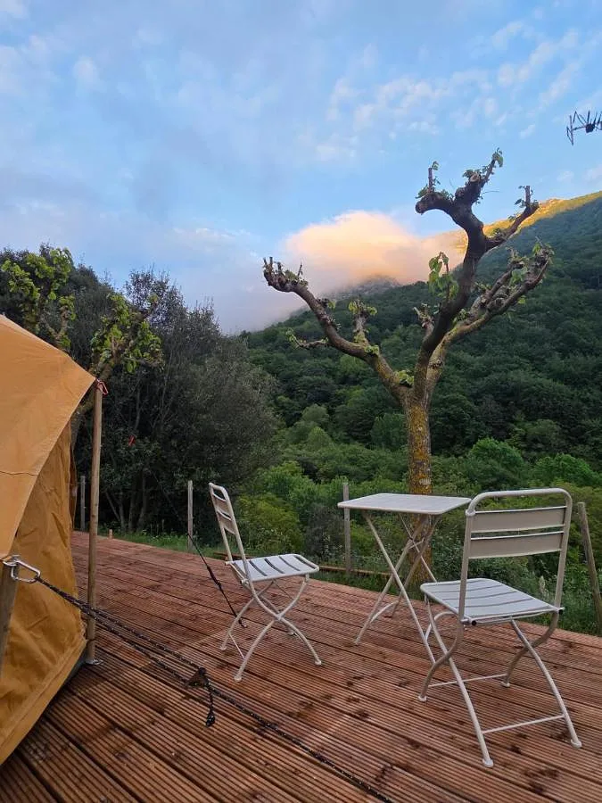 Camping para 3 personas, con vistas y piscina además de balcón y jardín - 1