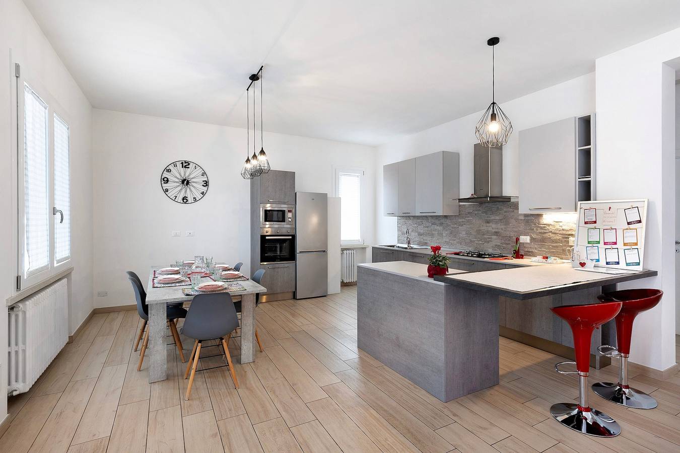 Appartamento intero, Appartamento 'La Casa Dei Butei' con giardino privato, Wi-Fi e aria condizionata in Castelnuovo del Garda, Prealpi Gardesane