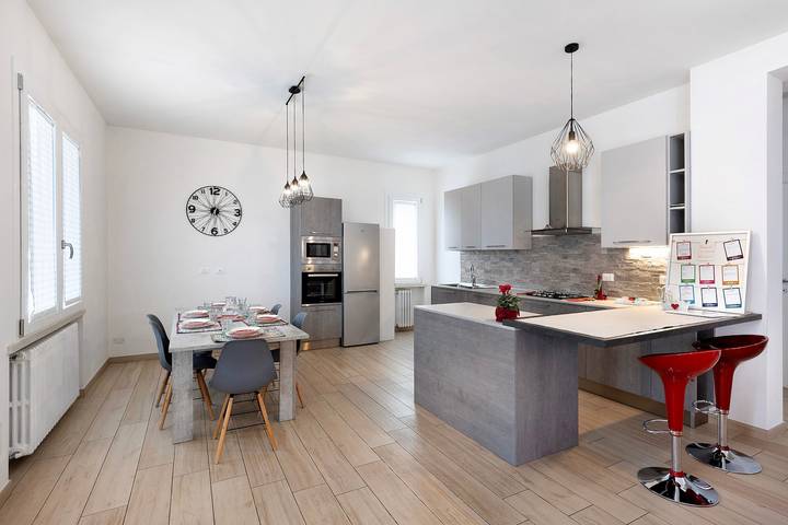 Appartamento intero, Appartamento 'La Casa Dei Butei' con giardino privato, Wi-Fi e aria condizionata in Castelnuovo del Garda, Prealpi Gardesane