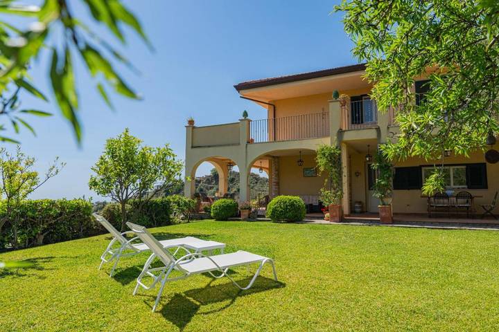 Villa per 6 persone, con Balcone e Idromassaggio nonché Terrazza e Giardino a Castelmola