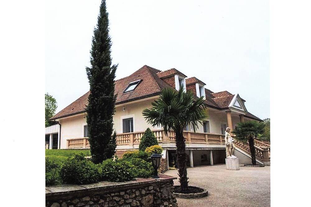 Luxury villa, heated pool near Paris 2024 Olympic Games and Palace of Versailles in Hargeville, Yvelines