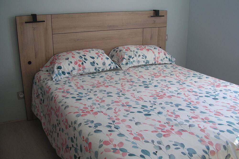 Single-storey residential house overlooking shady park. in Lalinde, Périgord Pourpre