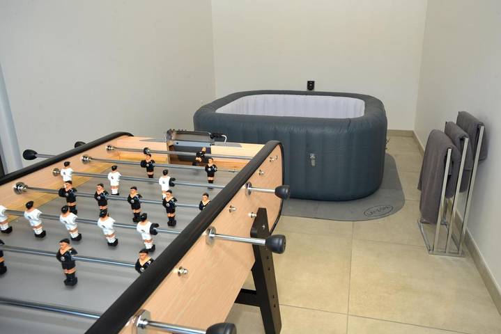 Gîte pour 14 personnes, avec jardin ainsi que jacuzzi et terrasse, adapté aux familles à Lavars - 2