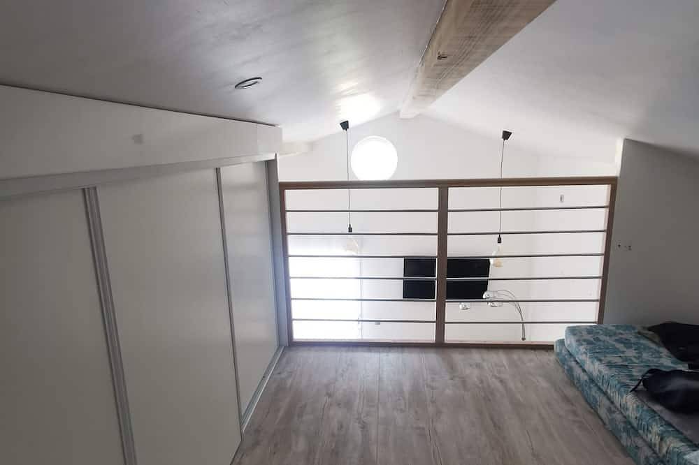 Entire apartment, Small Apartment With Mezzanine Costiere De Nimes in Aubord, Nimes region