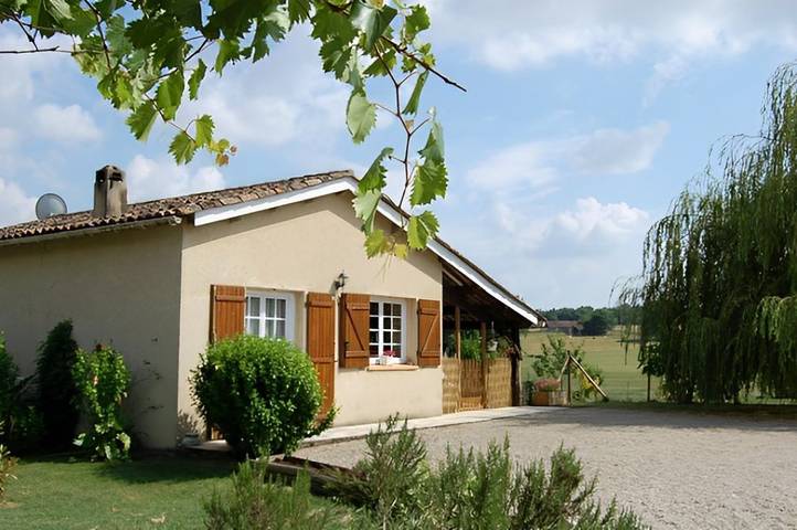 Gîte pour 6 personnes, avec jardin ainsi que terrasse et piscine
