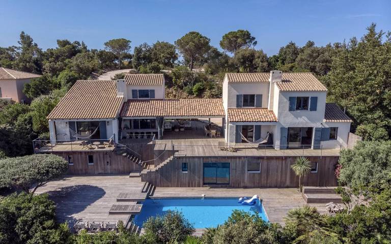 Villa voor 14 personen, met terras en zwembad, kindvriendelijk in Cap Bénat