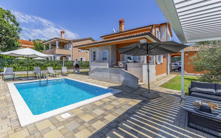 Vakantiehuis voor 10 personen, with Balkon and Whirlpool as well as Terras and Tuin in Pula